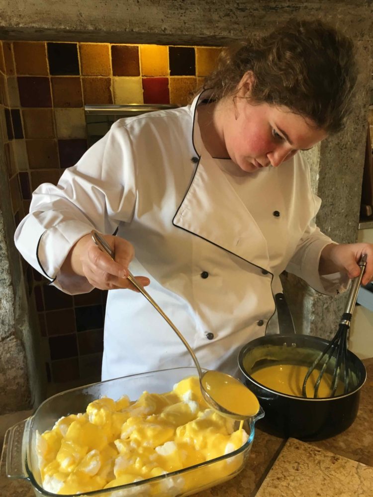 une femme preparant une dessert à base d'oeufs